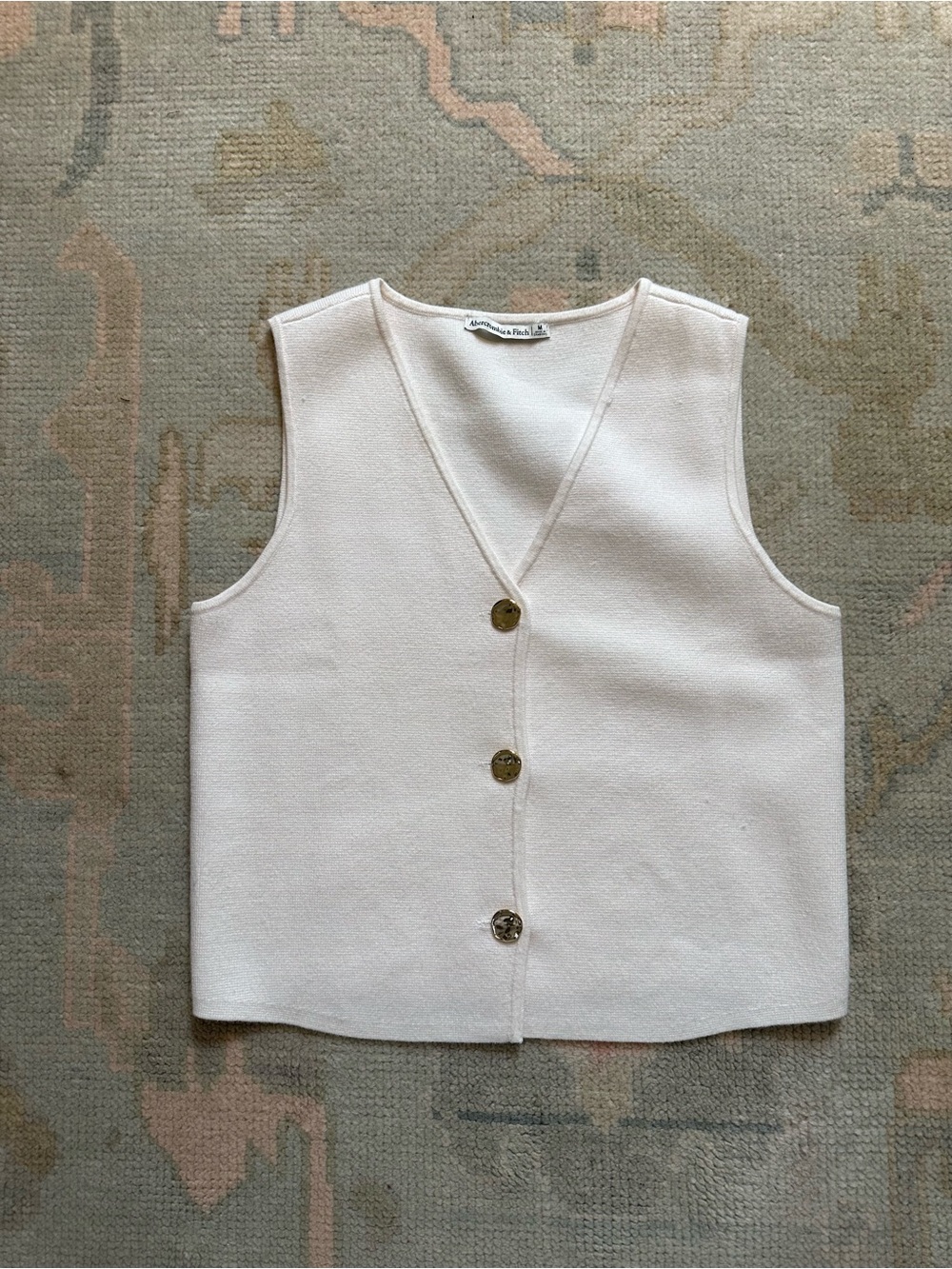 A&F luxeloft v-neck Vest in cream size medium